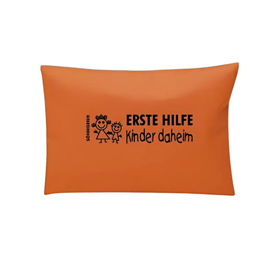 Das „Erste-Hilfe-Set Kinder daheim orange“ der W. Söhngen GmbH ist ein unverzichtbarer Haushaltsgegenstand. Es verfügt über einen leuchtend orangefarbenen Beutel, der mit verspielten Strichmännchenzeichnungen eines Kindes und Erwachsenen verziert ist und auf dem der Spruch „ERSTE HILFE Kinder daheim“ aufgedruckt ist Front.