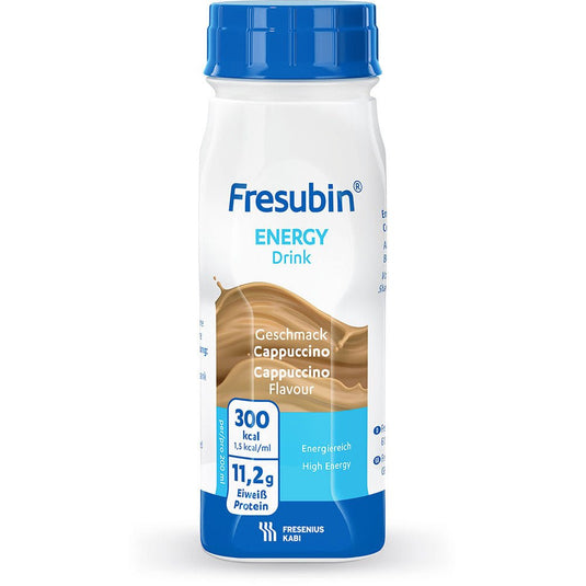 200 ml Fresubin Energy Drink od Fresenius Kabi Deutschland GmbH, príchuť cappuccino, s modrým uzáverom a bielou etiketou s výživovými údajmi: 300 kcal, 11,2 g bielkovín a vysoký obsah energie.