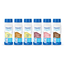 Sechs Flaschen Fresubin Energy Fibre Drink Mischkarton 200 ml der Fresenius Kabi Deutschland GmbH sind aufgereiht, jeweils mit blauem Verschluss und Etikett. Abgebildete Geschmacksrichtungen: Vanille, Karamell, Banane, Erdbeere, Schokolade und Cappuccino.