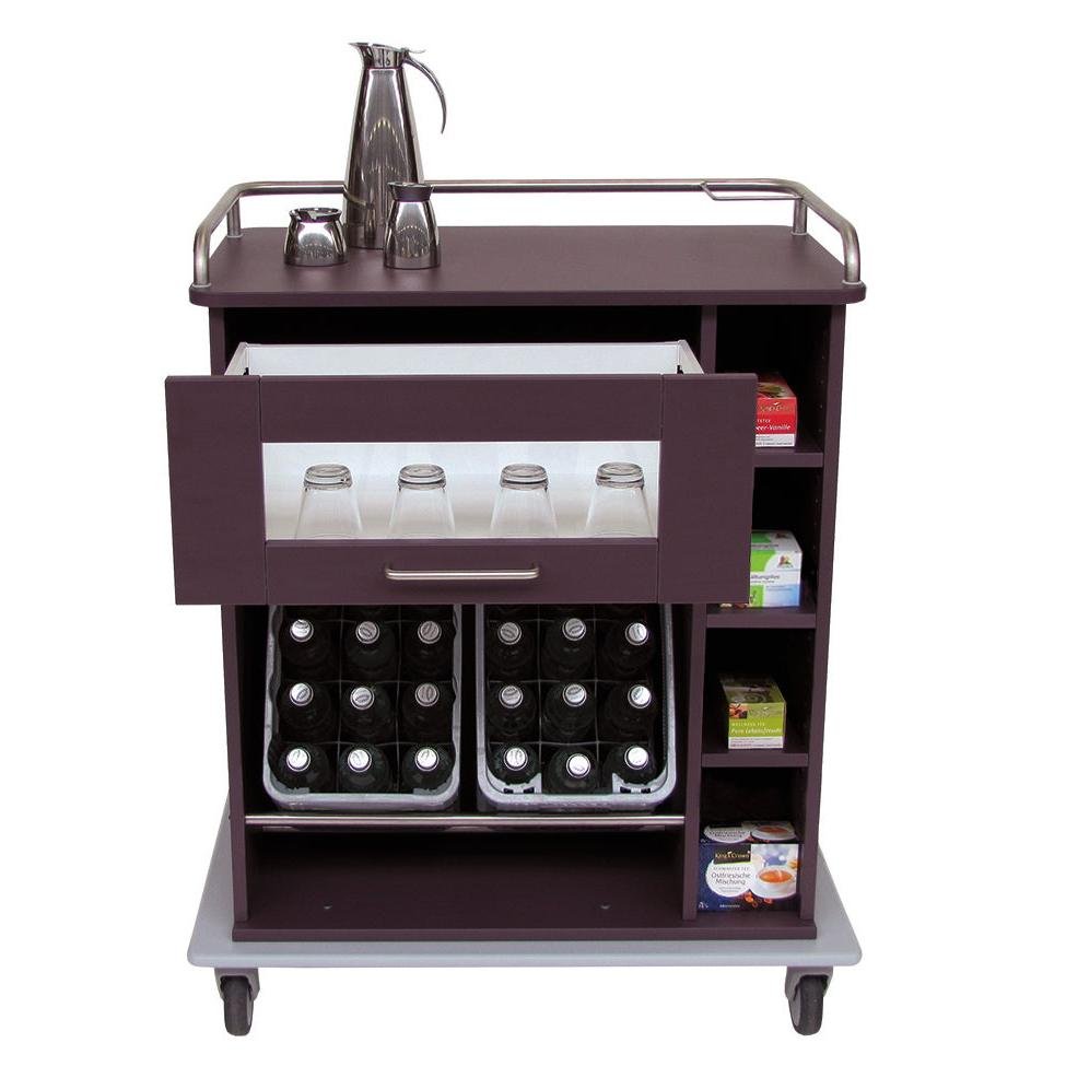 Novocal pojazdná servírovacia skrinka má robustný celoplastový rám, zásuvky na poháre, úložný priestor na fľaše s nápojmi a bočné police na čajové alebo kávové nádoby - ideálne na hygienický transport.