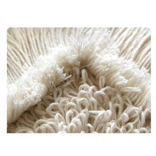 Eine Nahaufnahme des Arcora First Mopp Blau von Arcora International GmbH zeigt seine strukturierten, blauen Fasern - ideal zur Aufwertung Ihrer Bodenbeläge und pflegeleicht durch regelmäßige Unterhaltsreinigung.