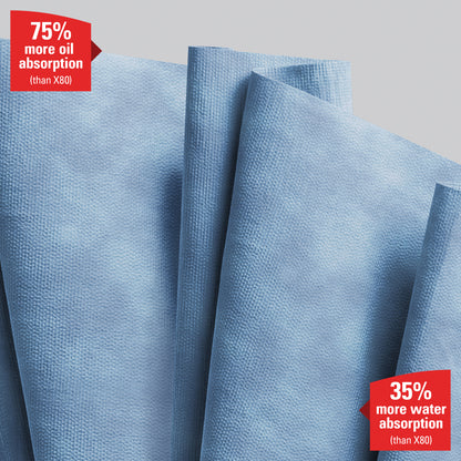 Detailný záber na modrú WypAll® X90 PowerClean veľkú rolku od Kimberly-Clark GmbH, s textom: "75% viac absorpcie oleja (ako X80)" vľavo hore a "35% viac absorpcie vody (ako X80)" vpravo dole. 1 rolka x 450 listov na kartón.