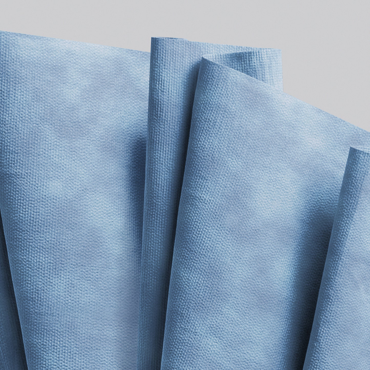 Niekoľko modrých WypAll® X90 PowerClean servítok od Kimberly-Clark GmbH z veľkej rolky 1 rolka x 450 listov sú usporiadané prekryte na jednofarebnom svetlom pozadí.