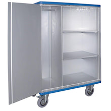 Der Novocal Schrankwagen aus eloxiertem Aluminium bietet mit 2 um 270° schwenkbaren Flügeltüren, Hängestange links und zwei verstellbaren Regalböden rechts flexible Aufbewahrung für Materialien. Packung: 1 Stück.