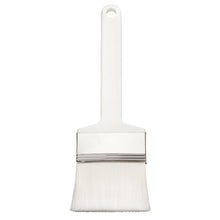 Die Haug Bürsten KG FLACHPINSEL,PBT WEIß GESPITZT ø 0,25MM WEICH (230x70x50mm) verfügt über weiche weiße PBT-Borsten, eine Metallzwinge und einen Kunststoffgriff mit Aufhängeloch, der aufrecht vor einem weißen Hintergrund abgebildet ist.