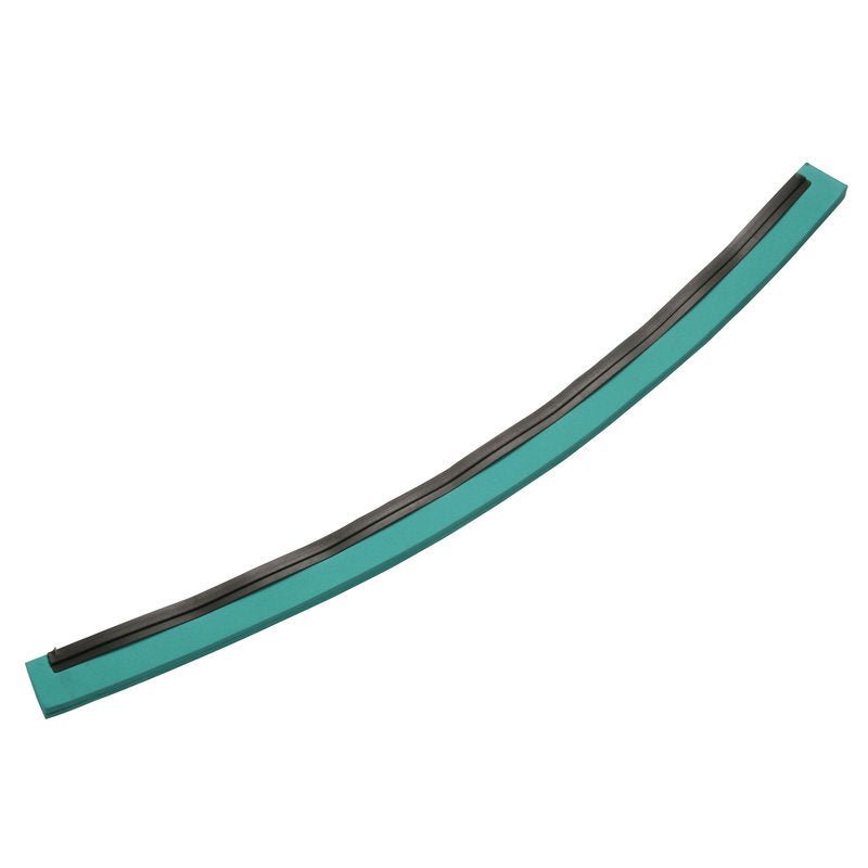 Zakrivený, modrozelený a čierny NÁHRADNÝ GUMENÝ PÁS (700x20x22mm) z potravinárskej gumy od Haug Bürsten KG, pravdepodobne náhradná stieracia čepeľ pre zariadenia na spracovanie potravín, izolovaný na bielom pozadí.