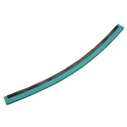 Zakrivený, modrozelený a čierny NÁHRADNÝ GUMENÝ PÁS (700x20x22mm) z potravinárskej gumy od Haug Bürsten KG, pravdepodobne náhradná stieracia čepeľ pre zariadenia na spracovanie potravín, izolovaný na bielom pozadí.