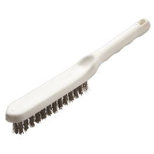 Die Haug Bürsten KG DRAHTBÜRSTE,EDELSTAHLDRAHT V4A ø 0,30MM HART (285x30x26mm) hat einen weißen Griff mit Aufhängeloch und dichte Borsten - ideal für die Metallreinigung. Abgebildet auf einfarbig weißem Hintergrund.