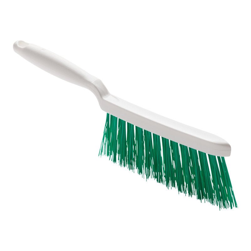 Zobrazená je RUČNÁ METLA, PBT ZELENÁ ø 0,50MM TVRDÁ, 280X15X45 MM od Haug Bürsten KG s bielou rukoväťou a dlhými, rovnými zelenými štetinami na bielom pozadí.