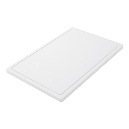 Das Haug Bürsten KG SCHNEIDEBRETT GROß, PE, PROTISKLUZOVÝ, 600X400X20MM je veľká, obdĺžniková, biela doska na krájanie s protišmykovým povrchom a vyvýšeným okrajom, ktorá je zobrazená šikmo pred bielym pozadím - ideálna na každodenné použitie v kuchyni.