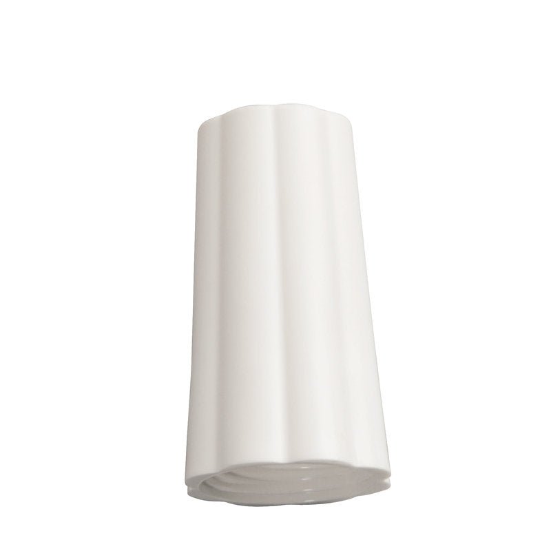 Biela, zvislo stojaca keramická váza s jemnými drážkami, inšpirovaná dizajnom ÜBERWURFMUTTER VONKAJŠIEHO-ø 25MM BIELA 74Xø 42MM od Haug Bürsten KG, fotografovaná pred jednoduchým bielym pozadím.