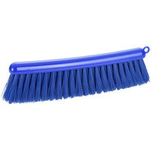 Der MEHLBESEN,BLAU von Haug Bürsten KG verfügt über weiche, 0,25 mm starke blaue PBT-Borsten und einen 290 mm langen gebogenen Stiel mit Aufhängeloch - ideal zum Auffegen von Backwarenkrümeln in der Küche.