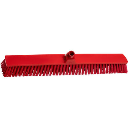 Červený veľký zametací metla, PBT ø 0,50 MM STREDNÝ (600x72x51 mm) od Haug Bürsten KG je so svojimi pevnými PBT štetinami a centrálnym úchytom na rukoväť ideálny na zametanie veľkých plôch. Zobrazené na bielom pozadí.