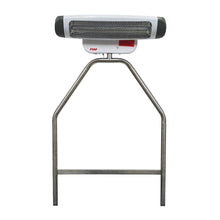 Auf der Novocal Edelstahl-Halterung für Heizstrahler ist ein weiß-grauer Elektroheizer mit Metallgitterabdeckung und rotem "reer"-Logo montiert, der sich als Zubehör im Wickelbereich ideal zur sicheren Befestigung an einem Wickelwagen eignet.