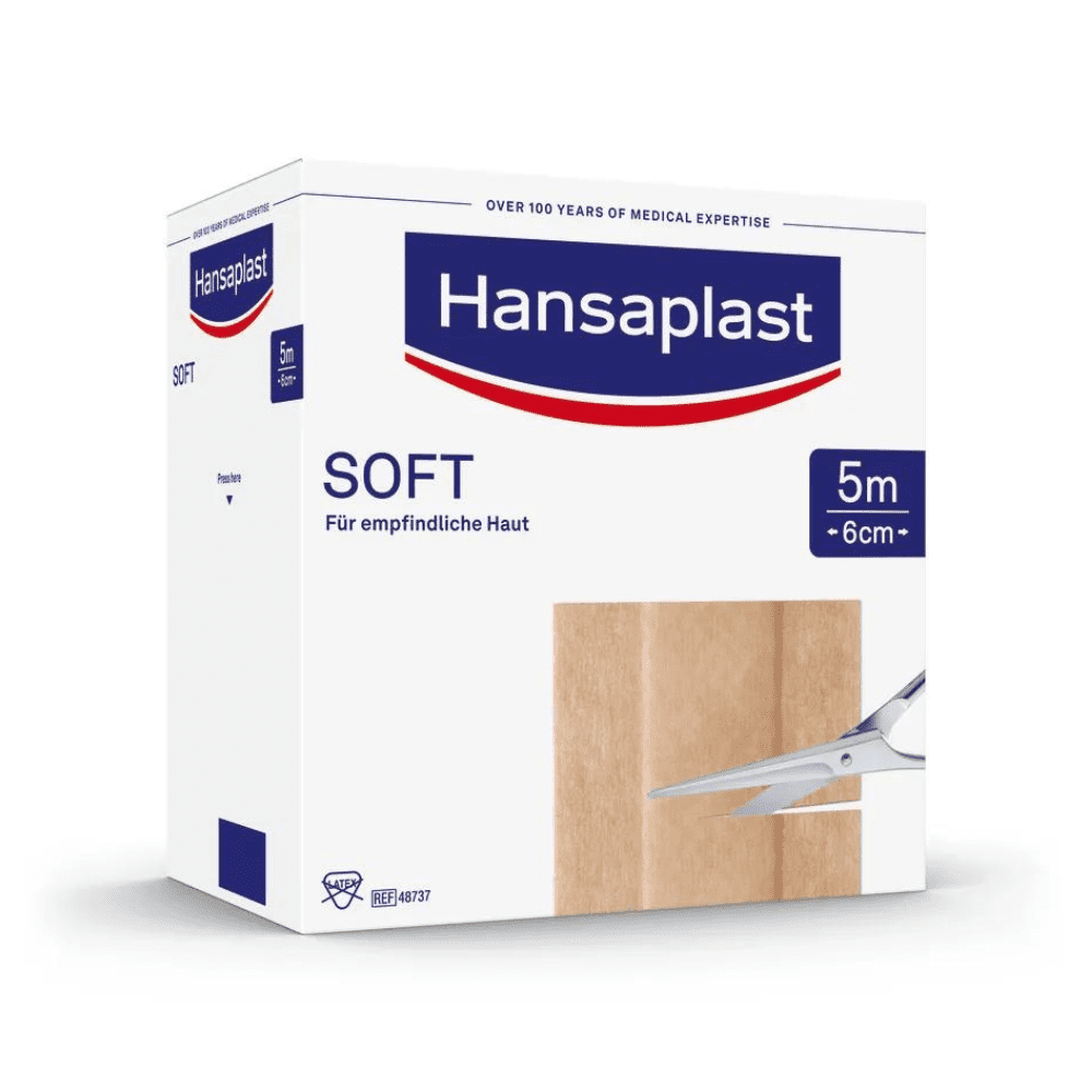 Krabica Hansaplast Soft náplastí s nápisom „Citlivá pokožka“, veľká 5 metrov krát 6 centimetrov, na boku je vidieť béžový prúžok náplasti. Text na.
