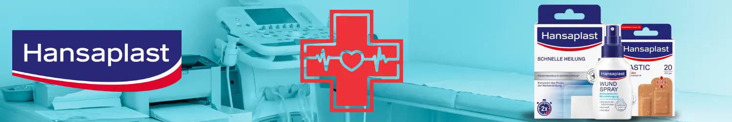 Ein Werbebanner für Hansaplast mit einem blau eingefärbten Hintergrund, der eine medizinische Behandlungszimmer-Szene mit einer Untersuchungsliege und einem Ultraschallgerät zeigt. Links befindet sich das Hansaplast-Logo mit rotem und blauem Schriftzug. In der Mitte ist ein rotes medizinisches Kreuz mit einem Herzsymbol und einer EKG-Linie dargestellt. Rechts sind verschiedene Hansaplast-Produkte zu sehen, darunter ein Wundspray, Pflaster und eine Packung zur schnellen Wundheilung.