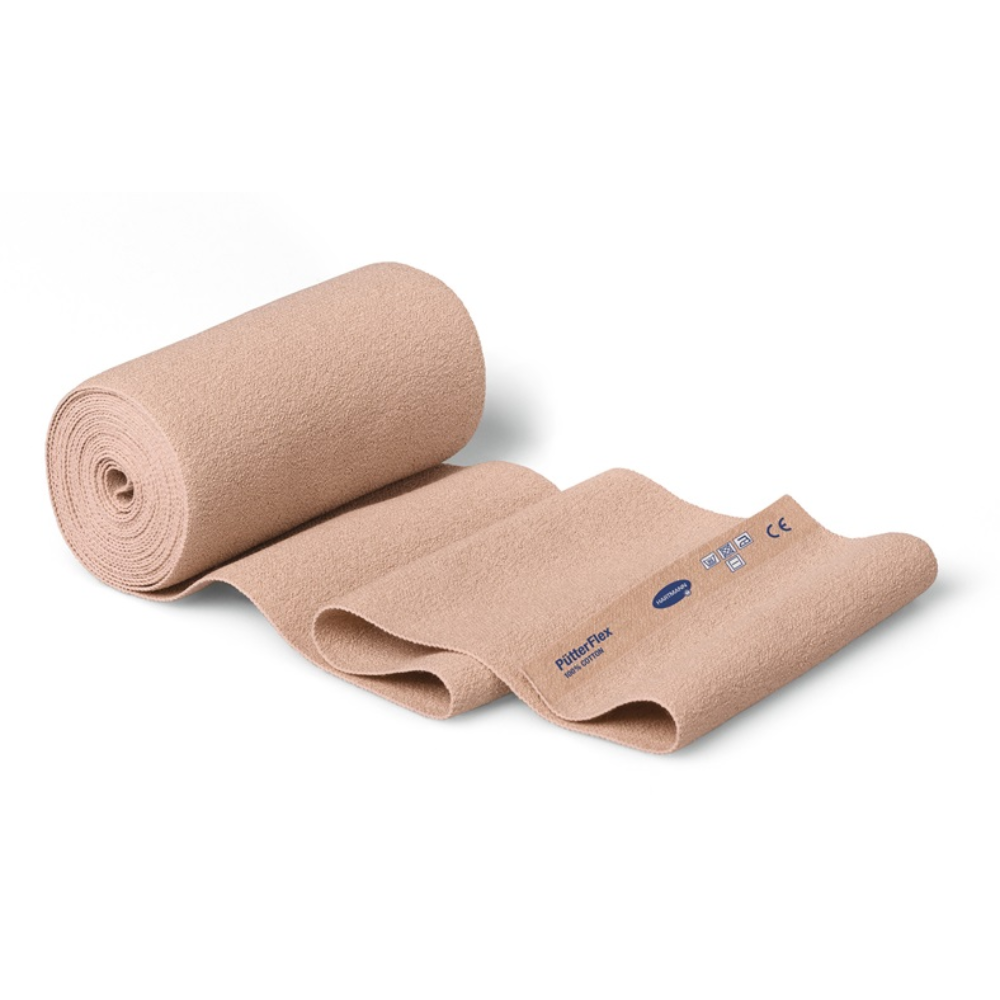 Dva béžové, zvinuté elastické obväzy Hartmann PütterFlex s modrými etiketami, ktoré zobrazujú značkové a certifikačné symboly spoločnosti Paul Hartmann AG, usporiadané na bielom pozadí.