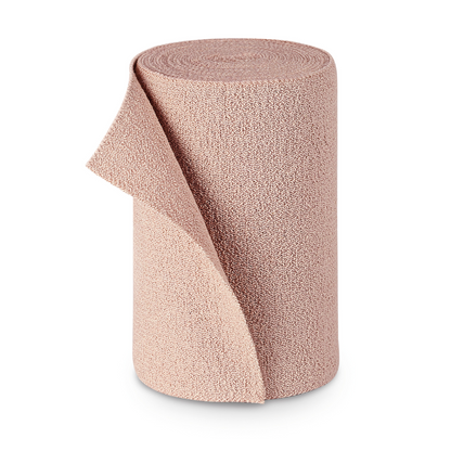 Rolka svetlohnedej štruktúrovanej PütterFlex látky od Paul Hartmann AG, stojaca vzpriamene, s mierne odvinutým koncom, pred bielym pozadím.