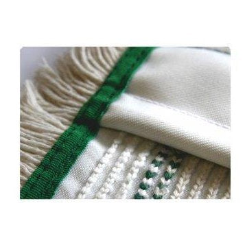 Detailný záber na Arcora Hospital Quattro Mop od Arcora International GmbH - biela látka so zelenými pruhmi, prepracovanými švami a rozstrapkaným okrajom, vyvinutý pre profesionálne čistenie v zdravotníctve.