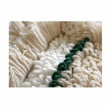 Detailný záber na Arcora Hospital Quattro Mop od Arcora International GmbH - ideálny pre podlahy v zdravotníctve, s krémovou a bielou tkanou štruktúrou a tmavozeleným diagonálnym pruhom, perfektný pre jednoduchú údržbu v zdravotníckych zariadeniach.
