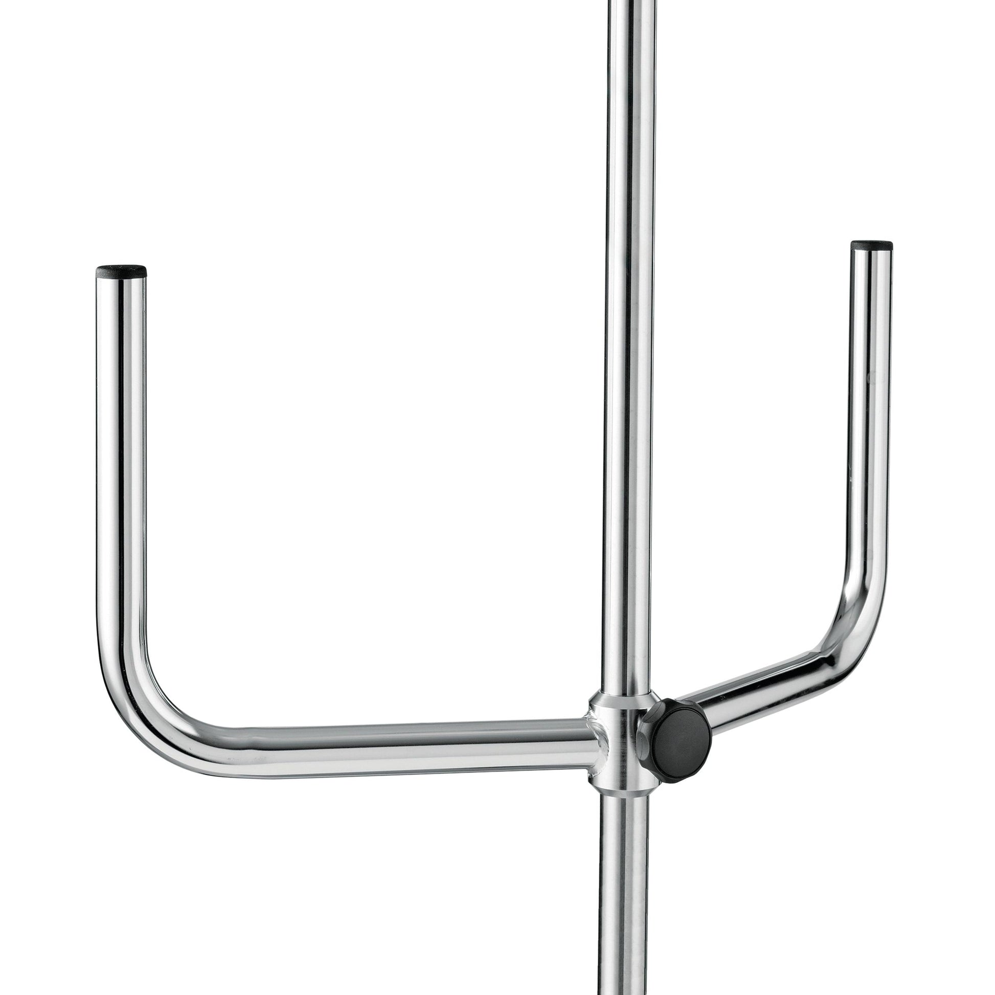 Eine Nahaufnahme des Novocal Infusionspumpenhalters für Pumpen zeigt seinen stabilen Metallständer mit einer zentralen Stange und zwei U-förmigen horizontalen Armen, die jeweils mit einer schwarzen Kappe versehen sind - perfekt für die Befestigung von Infusionspumpen.