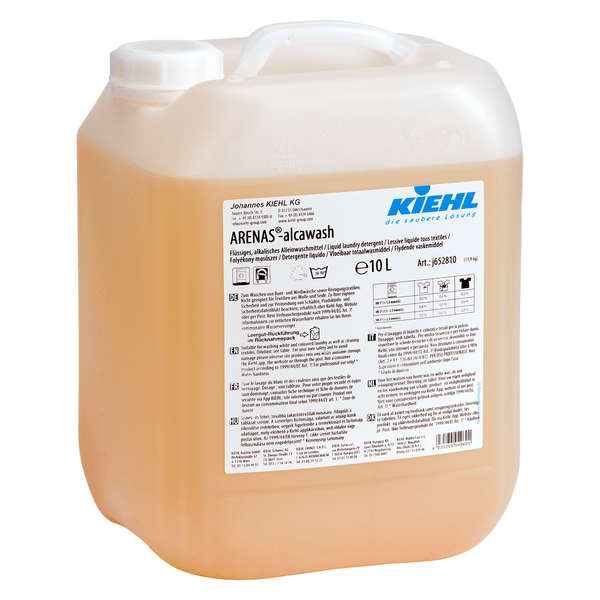 10-litrový kontajner z polopriehľadného plastu s produktom Kiehl ARENAS-alcawash Tekutý alkalický samostatný prací prostriedok od Johannes Kiehl KG, s rukoväťou a etiketou s údajmi o produkte a pokynmi; vo vnútri je viditeľný žltkastý tekutý prací prostriedok.