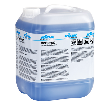 Ein großer durchsichtiger Kunststoffbehälter mit blauer Flüssigkeit und der Aufschrift "Kiehl Veriprop Ultranetzender Reiniger" der Johannes Kiehl KG weist mit Anwendungshinweisen und Piktogrammen auf die professionelle, ultranetzende Reinigungskraft hin.
