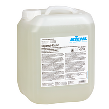 Ein 10-Liter-Gebinde des Kiehl Dopomat-Xtreme Automatenreinigers für Industrieböden der Johannes Kiehl KG aus transparentem Kunststoff trägt ein weißes Etikett mit Produktangaben und Hinweisen für die professionelle Industriereinigung.