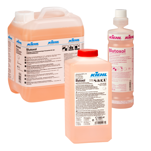 Zobrazené sú tri fľaše Kiehl Blutoxol Tekutý dezinfekčný čistiaci koncentrát pre potravinársky sektor od Johannes Kiehl KG v rôznych veľkostiach. Oranžovo-ružová tekutina je vynikajúca na odstránenie baktérií, vírusov a húb.