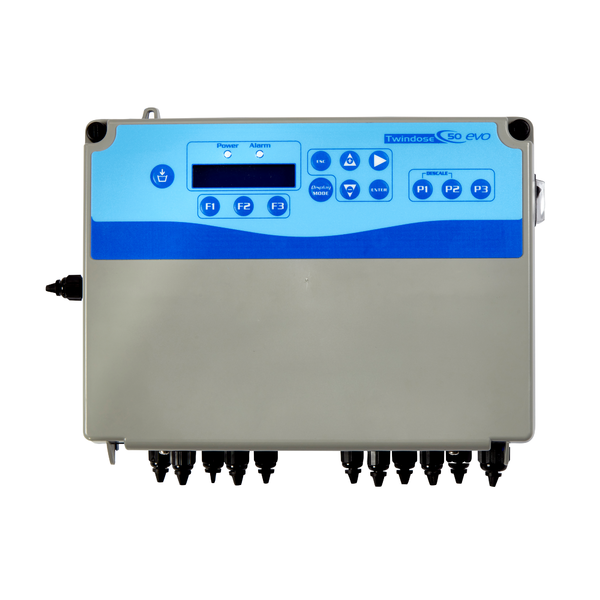 Die Kiehl ARCANDIS-Kronos-Control Kontrolleinheit von Johannes Kiehl KG ist eine rechteckige Steuereinheit mit blauem Display, Tasten (F1-F4, P1-P3) und schwarzen Ports für den leitwertgesteuerten Betrieb der ARCANDIS Kronos R.