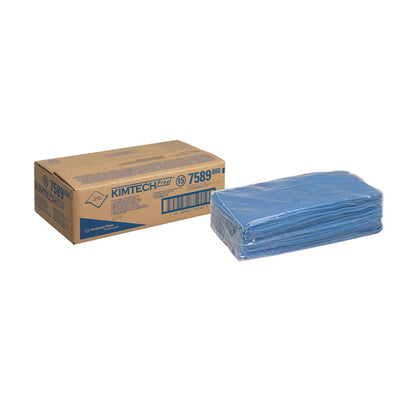 Kartón s nápisom "Kimtech® mikrovláknové povrchové utierky - modrá" od Kimberly-Clark GmbH stojí vedľa stohu modrých čistiacich utierok, ktoré sú zabalené v priehľadnom plaste a pripravené na efektívne čistenie.
