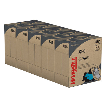 Ein Karton enthält 5 Kartons WypAll® X80 PowerClean Reinigungstücher (Stahlblau, 80 Blatt/Karton) von Kimberly-Clark GmbH mit schwarzer, roter und blauer Produktgrafik auf der Verpackung.