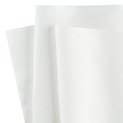 Tri biele WypAll® X70 PowerClean utierky od Kimberly-Clark GmbH sú zobrazené prekrývajúco a ukazujú svoj jemný vzor a vhodnosť pre priemyselné čistenie. Každá BRAG™ Box obsahuje 200 listov, ideálne pre náročné čistiace úlohy.