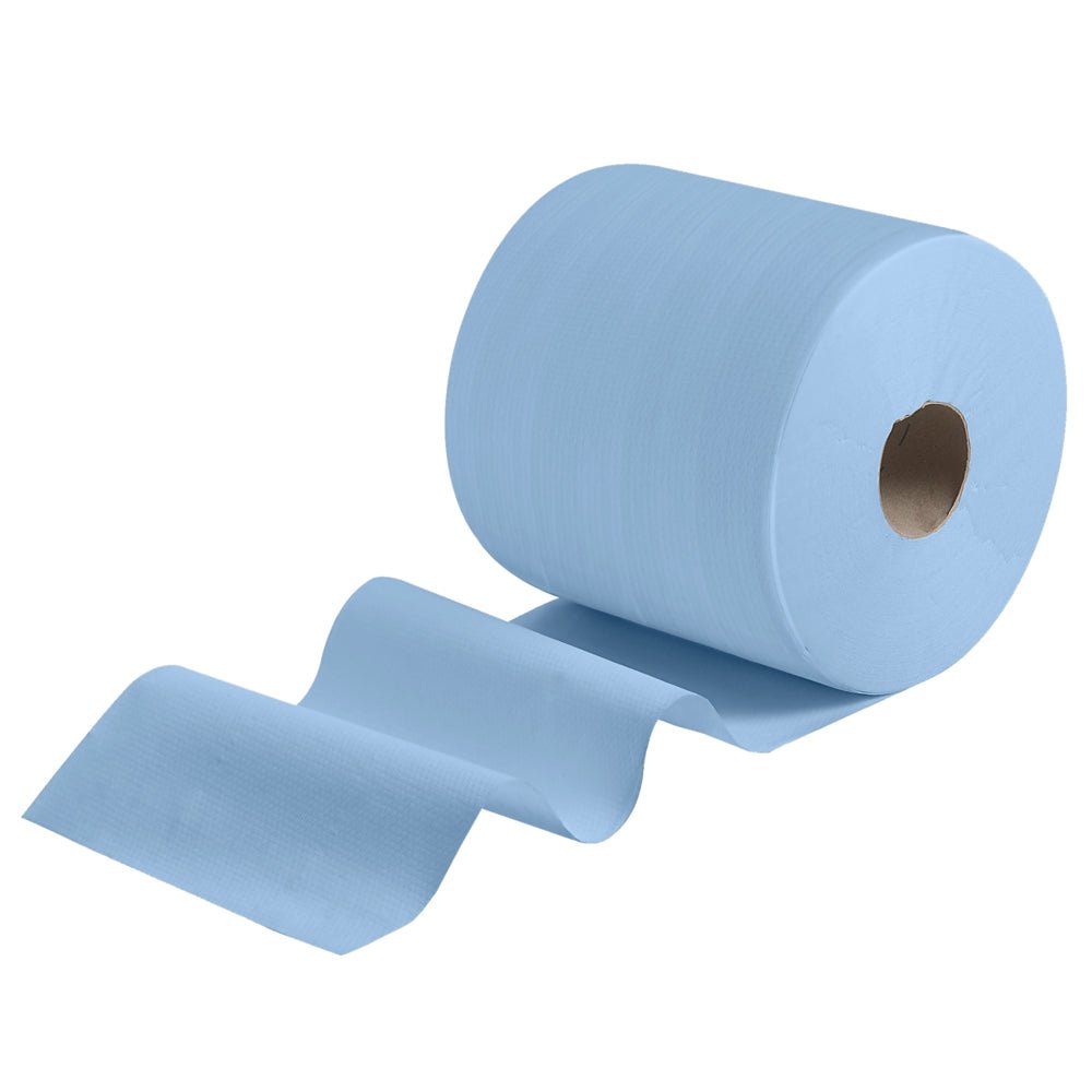 Veľká rolka WypAll® X80 PowerClean (31,00 cm x 31,50 cm) od Kimberly-Clark GmbH je mierne rozvinutá a ukazuje niekoľko svetlomodrých listov s papierovým jadrom pred jednoduchým bielym pozadím, perfektné ako čistiaca handra na profesionálne použitie.