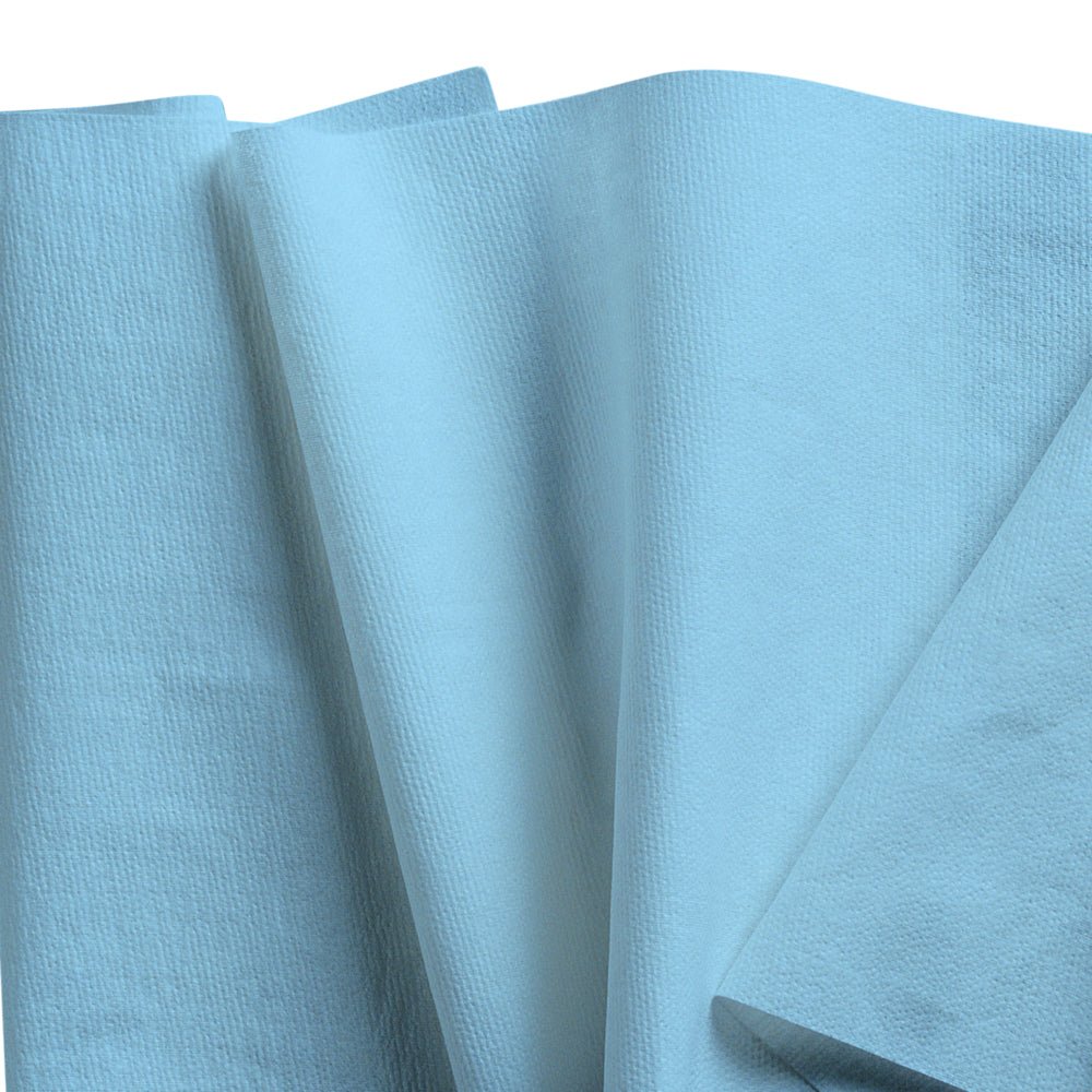 Niekoľko prekrývajúcich sa, čiastočne zložených utierok WypAll® X60 General Clean od Kimberly-Clark GmbH (veľká rolka/modrá) je rozprestretých a ukazuje svoju štruktúrovanú povrchovú úpravu - ideálne pre profesionálne čistenie.