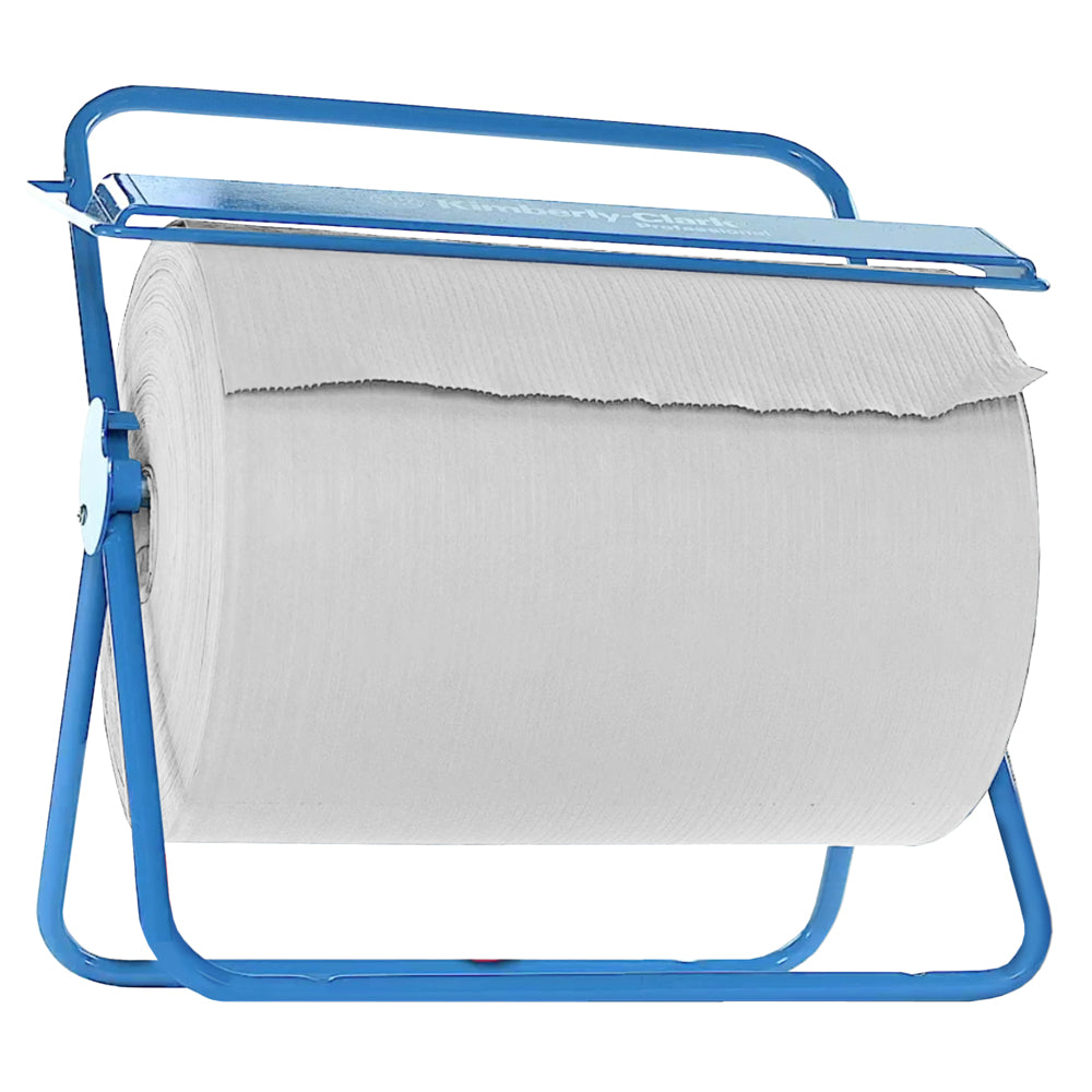 Die WypAll® X80 PowerClean Großrolle (31,00 cm x 31,50 cm) von Kimberly-Clark GmbH auf blauem Metallspender mit Schnittkante - ideal für den professionellen Einsatz in anspruchsvollen Umgebungen.