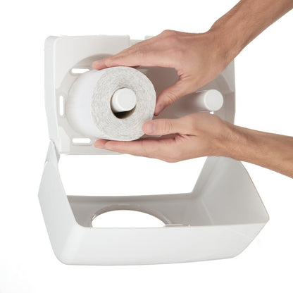 Osoba vkladá novú rolku toaletného papiera Kleenex® malých roliek z balenia 8 x 12 od spoločnosti Kimberly-Clark GmbH do bieleho plastového dávkovača s otvoreným viečkom.