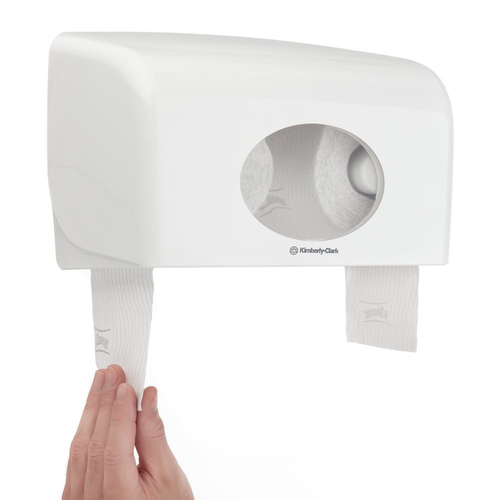 Ruka vyťahuje toaletný papier Kleenex® (biele, 8 balení x 12 malých roliek, každé 250 listov) od spoločnosti Kimberly-Clark GmbH z dvojstenného dávkovača s oválnym okienkom - ideálne na použitie s týmto kartónom (8 balení).