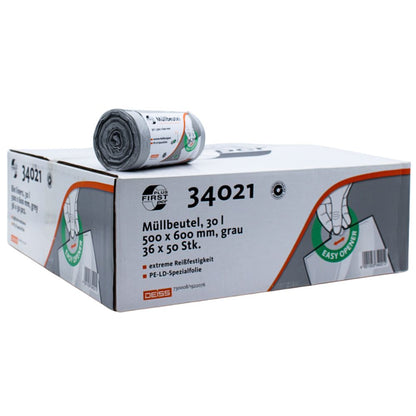 Škatuľa sivých DEISS First Plus Pcr odpadkových vriec, na ktorej je zobrazená rolka, má uvedené rozmery 30 litrov a 500 x 600 mm. Obsahuje 36 roliek, každá s 50 vreckami. Škatuľa je označená logami značky EMIL DEISS KG (GmbH + Co.) a symbolom „Easy Open“, ktorý poukazuje na zloženie z 40 % post-spotrebiteľského recyklátu, čím predstavuje klimaticky neutrálnu voľbu.