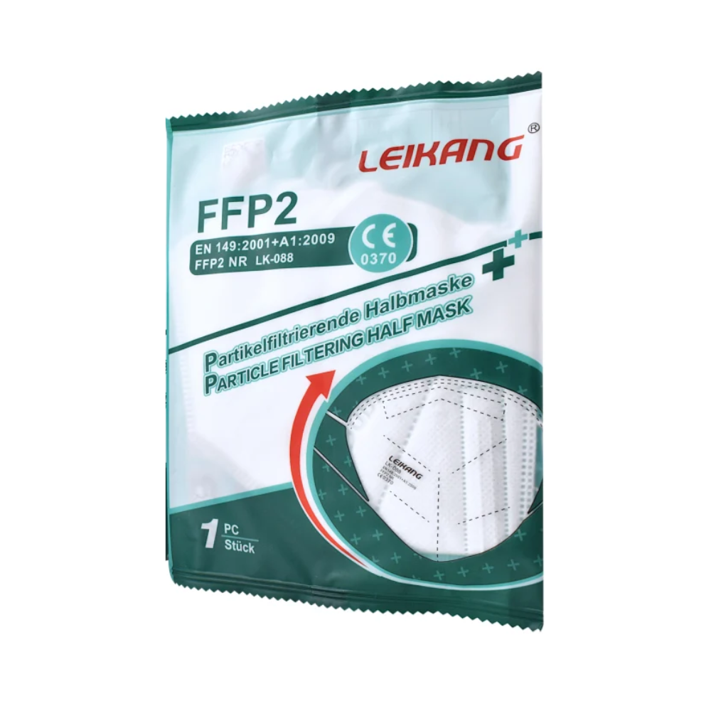 Zobrazený je zapečatený obal Leikang® FFP2 NR respirátora bez ventilu (1 kus). Bielozelený obal ukončeného produktu zobrazuje informácie o produkte, certifikáty a priehľadné okno, ktoré ukazuje zloženú masku vo vnútri.