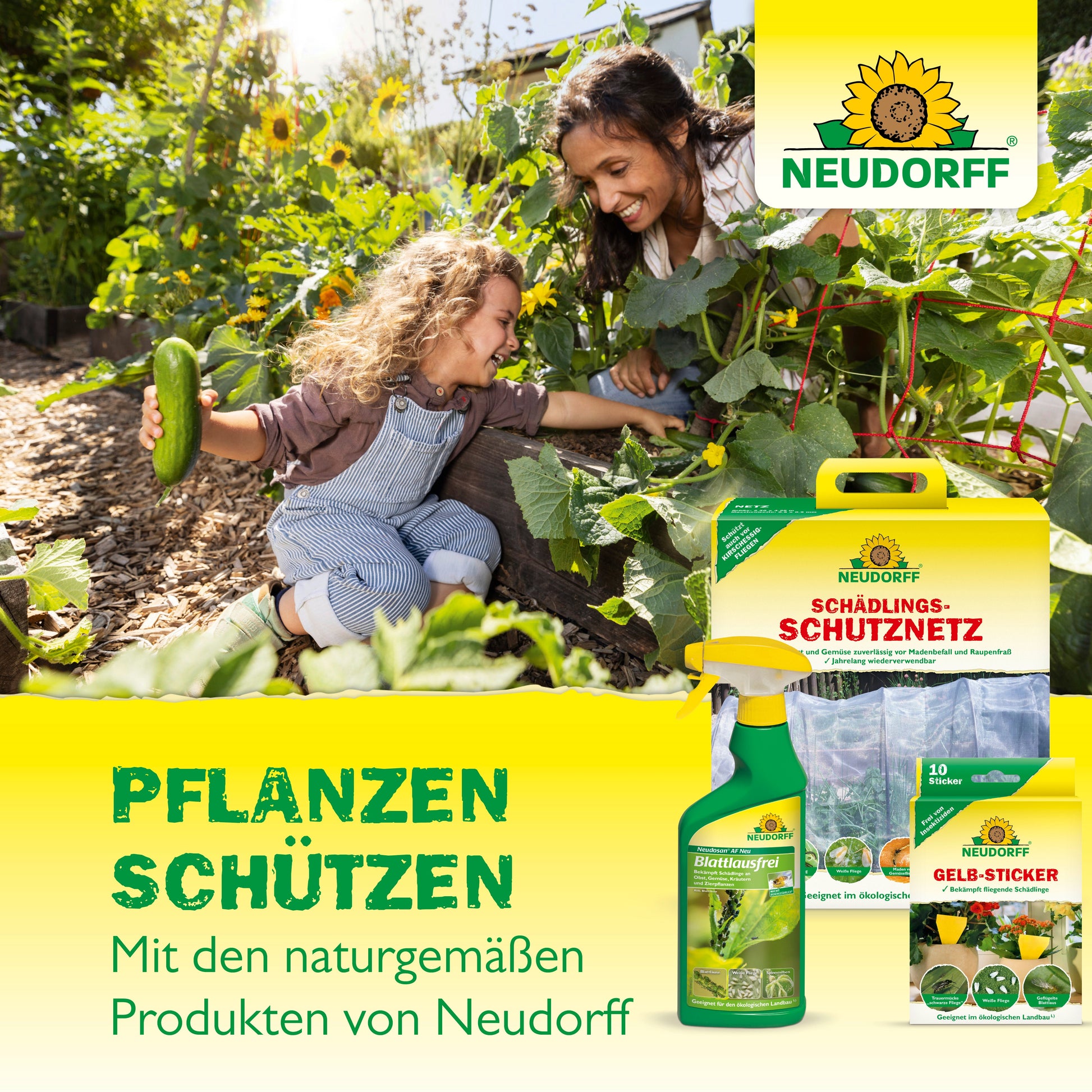 Eine Frau und ein Kind ernten Gurken in einem Garten. Im Vordergrund stehen Gartenprodukte des Neudorff Shops wie eine Sprühflasche, Schädlingsbekämpfungsnetze, gelbe Klebefallen und Nützlinge gegen Ameisen zum natürlichen Schutz der Pflanzen.