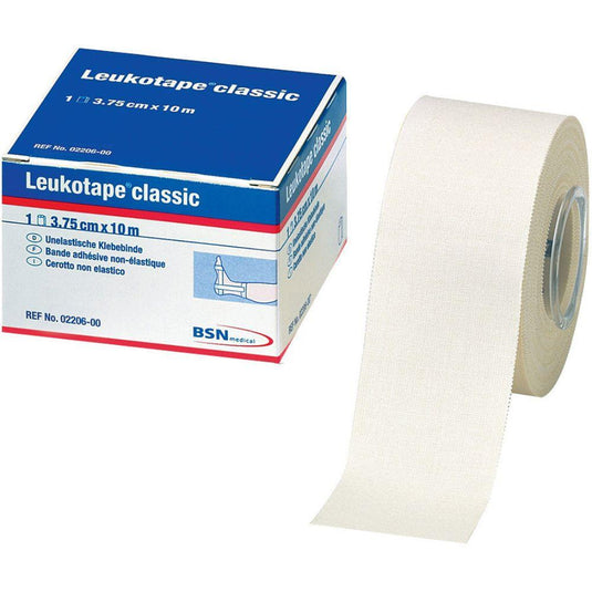 Jedna rolka športovej pásky Leukotape Sport Tape Classic (3,75 cm x 10 m, biela) od spoločnosti BSN Medical GmbH určená na športové zranenia je čiastočne odvinutá; na obale je uvedený názov výrobku, rozmery a značka.