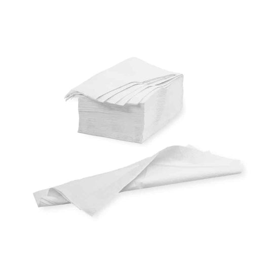 Na jednoduchom bielom pozadí je vidieť stoh zložených bielych utierok Meditrade – 39 x 30 cm | kartón (20 balení) od spoločnosti Meditrade GmbH. Jedna utierka je rozložená a leží pred stohom, čím sa ukazuje v plnej veľkosti a zdôrazňuje sa jej vysokokvalitné zloženie z celulózy.