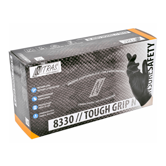 Krabička s nitrilovými ochrannými rukavicami s nápisom „NITRAS TOUGH GRIP N“ od spoločnosti AS Arbeitsschutz GmbH. Balenie obsahuje čierne nitrilové rukavice s inovatívnym „šupinovým povrchom“, ktorý zaisťuje štruktúrovaný úchop, a je označené symbolmi, ktoré poukazujú na odolnosť voči mechanickým a chemickým rizikám.