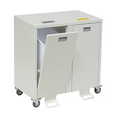 Novocal Wertstoffschrank série 3000 dvojitý zberač je biely, pojazdný odpadkový kontajner z ocele s dvoma prednými dverami (jedny z nich čiastočne otvorené) na triedenie odpadu, ktoré sú vybavené úchytkou a malým obdĺžnikovým štítkom.