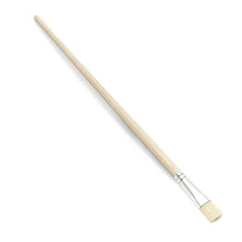 Nölle Profi Brush Bohrwasserpinsel od Nölle Profi Brush Bürsten- & Pinseltechnik e.K. Má svetlú drevenú rukoväť a kovovú objímku na bielom pozadí s obdĺžnikovými štetinami, ktoré sú ideálne na presné práce ako presné maľovanie alebo detailovanie.