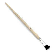 Kefa Nölle Profi-Gussow s plochými čiernymi štetinami z hovädzích vlasov má dlhú, svetlú drevenú rukoväť a je upevnená lesklou bielou plechovou objímkou, ktorá sa elegantne diagonálne odlišuje na jednoduchom bielom pozadí.