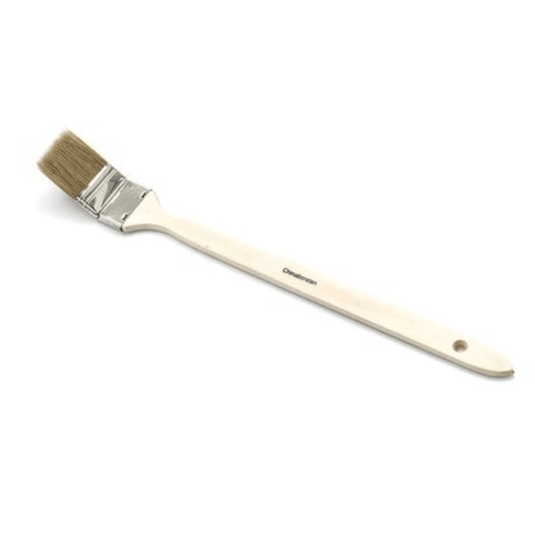 Priemyselný štetec na radiátory Nölle Profi Brush od spoločnosti Nölle Profi Brush Bürsten- & Pinseltechnik e.K. má béžovú drevenú rukoväť, hnedé štetiny, ergonomický dizajn s otvorom na zavesenie a striebornú kovovú objímku na upevnenie zmesi svetlých štetín.