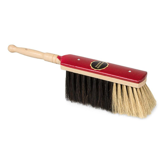 Predstavujeme Nölle Profi Brush Stubenhandfeger Rossschweifhaar od Nölle Profi Brush Bürsten- & Pinseltechnik e.K. – 30 cm veľký nástroj s vlastnosťami viazania prachu s čiernymi a béžovými štetinami z konského chvosta na červenom bloku a svetlou drevenou rukoväťou so zaobleným koncom.