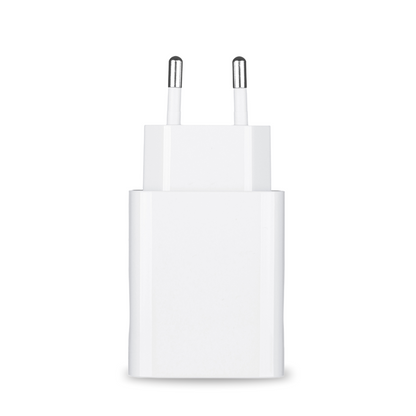 Napájací zdroj a ochranné puzdro pre Pluslife Mini Dock sú elegantný európsky adaptér v bielej farbe s dvoma kovovými kolíkmi, ktorý je ideálny na prevádzku elektronických zariadení. Je prezentovaný vzpriamene pred jednoduchým bielym pozadím, čo zdôrazňuje jeho elegantný a minimalistický dizajn.